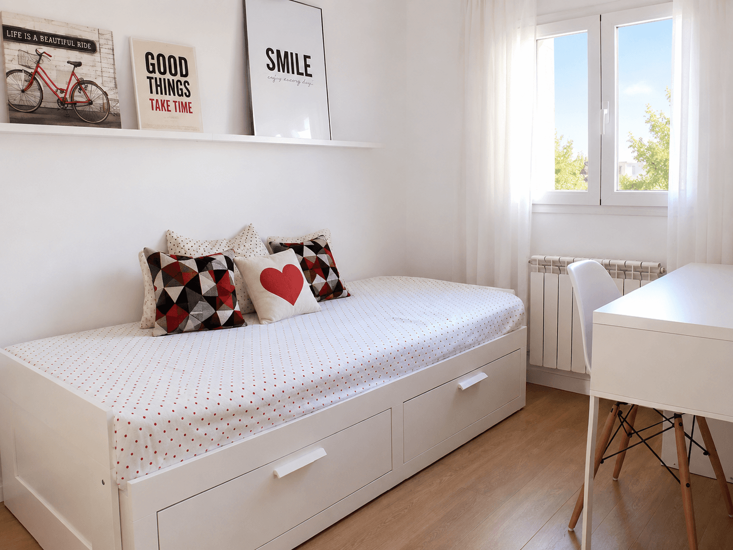 Dormitorio después de la reforma, con suelo laminado, cama nido y zona de estudio
